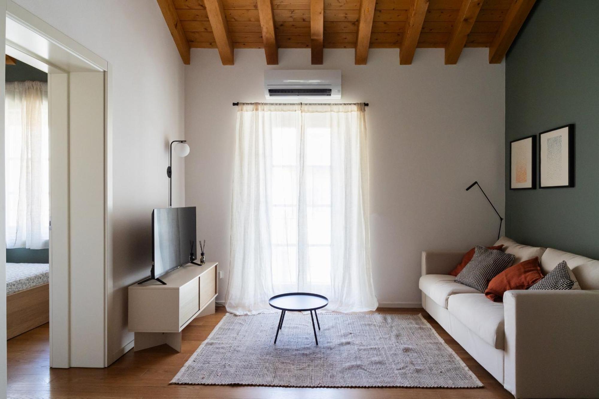 Double Private Parking, 2 Bedrooms & 2 Bathrooms - Elegant Apartment In Old Town Удине Экстерьер фото